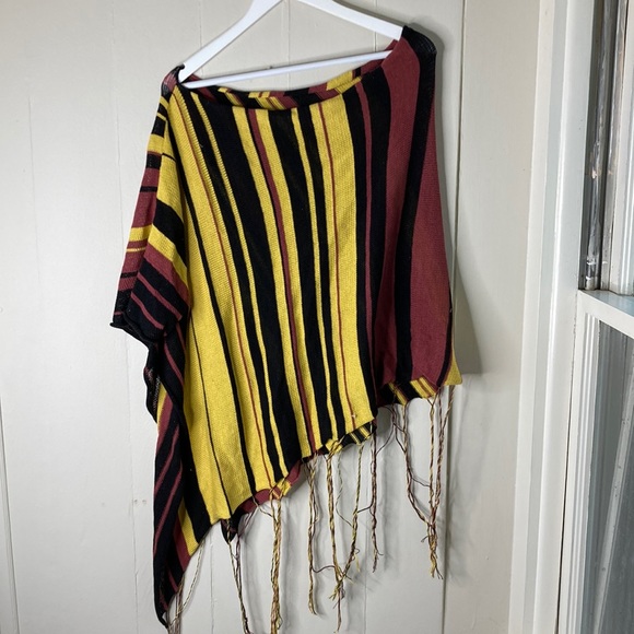 Beautiful lightweight knit poncho - Picture 2 of 7
